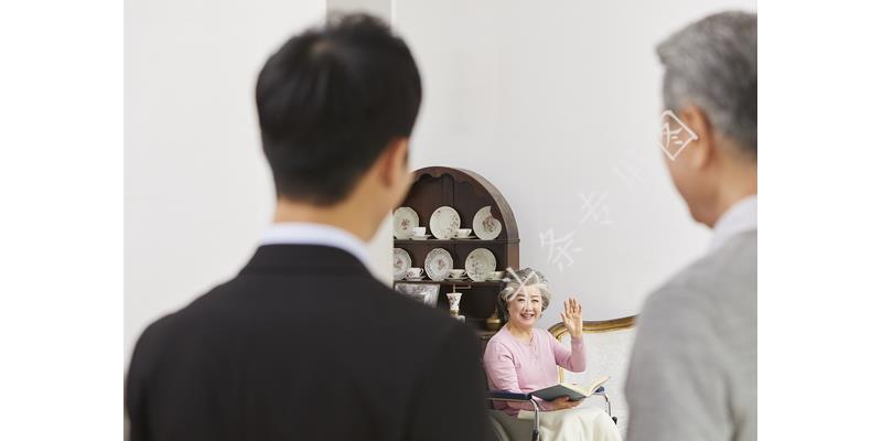 女儿18岁，每月零用金2000，却为了邻居的儿子与我争执