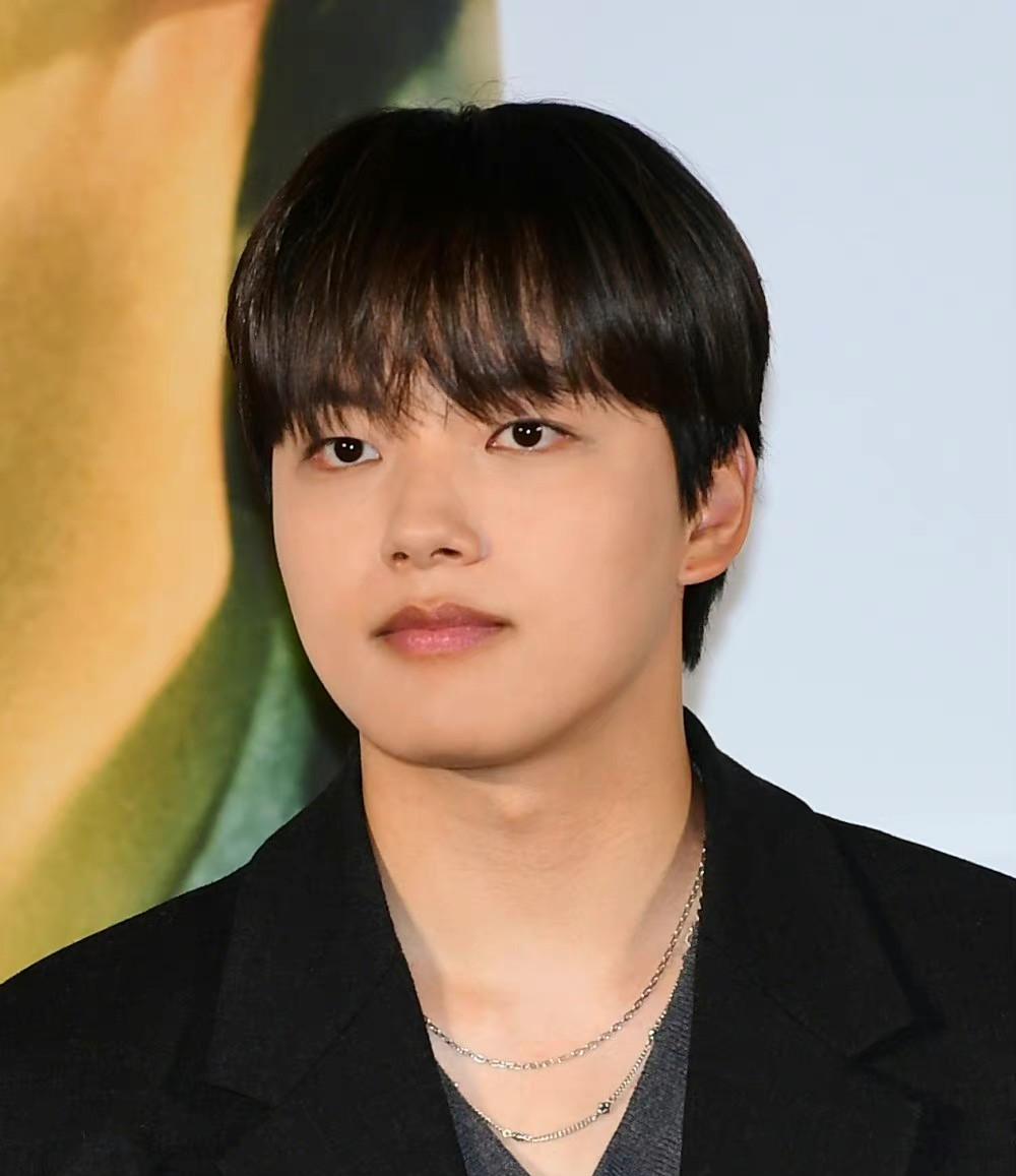 李敏镐和李钟硕同框,韩国明星李钟硕变帅