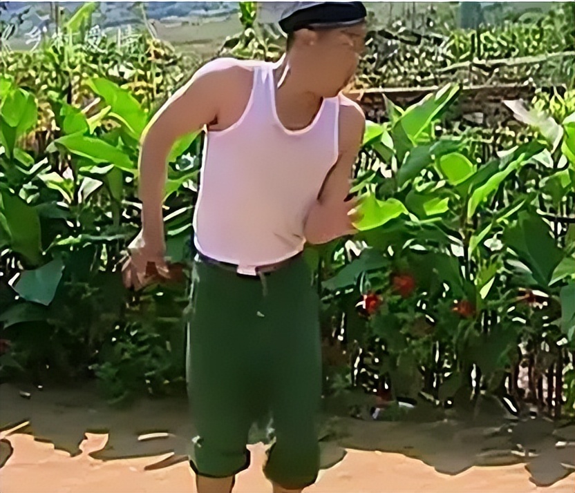 山东小伙靠“三脚猫功夫”走红，获赞乡村洪金宝，网友为啥半服？