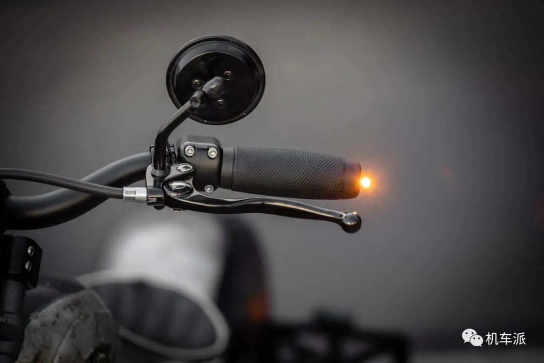 哈雷883bobber风格改装,哈雷硬汉883和凯旋bobber