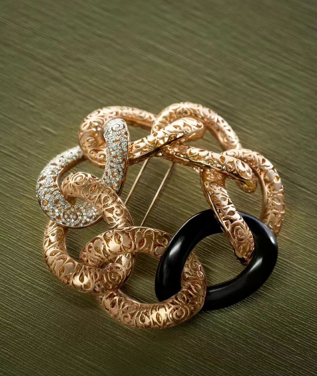 宝石也开始内卷了?做成珠宝or腕表,你Pick哪一个?