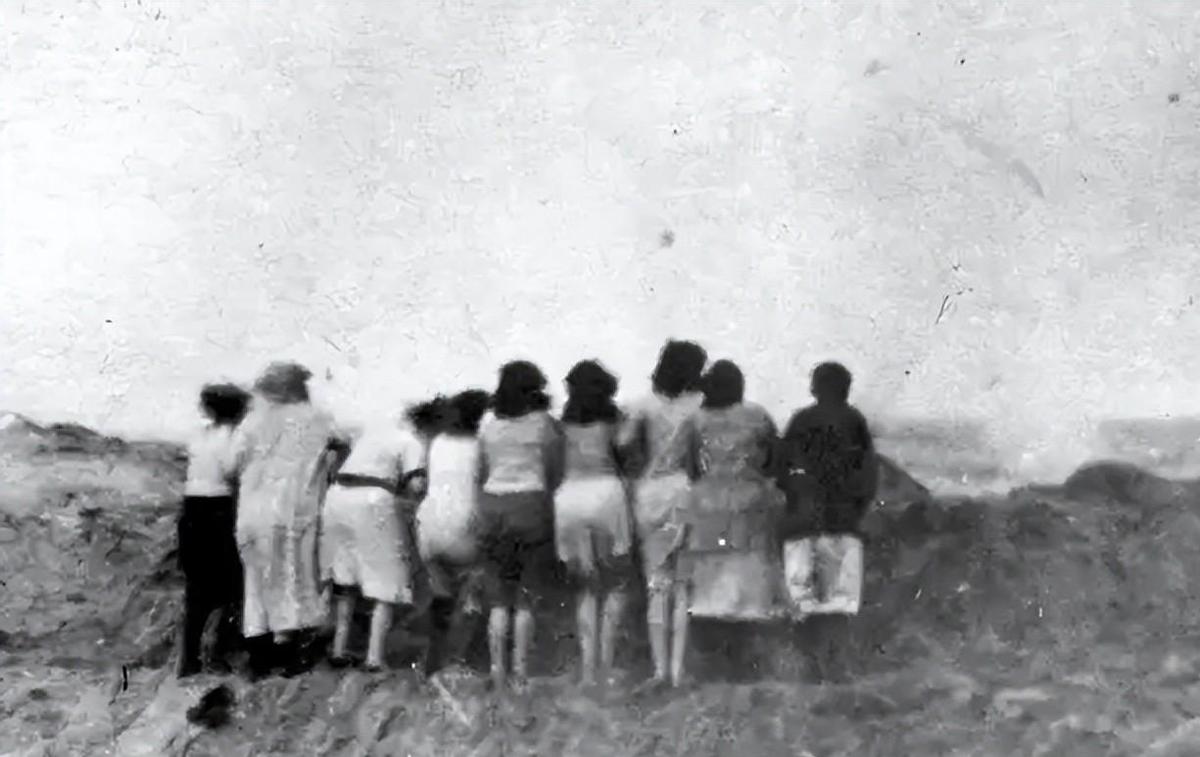 变态的纳粹德国,*光脱**犹太人女人衣服,集体*杀屠**!