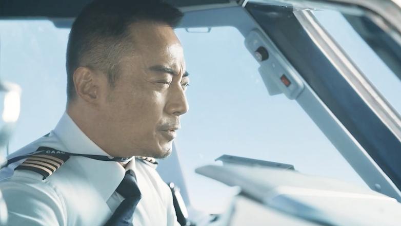 飞机挡风破裂数百人被困万米高空,玻璃破裂飞机迫降视频