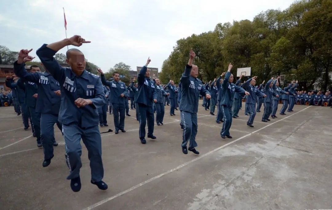 监狱服刑人员冬天有厚衣服吗,监狱里犯人穿自己的衣服吗