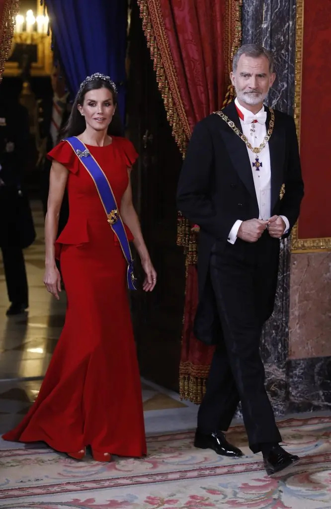 哥伦比亚第一夫人同框西班牙王后，不逊色，国宴上优雅跳舞时奔放