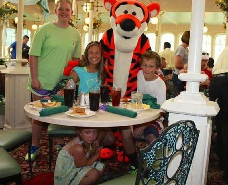 废弃迪士尼乐园吓人的照片,迪士尼乐园合拍照片