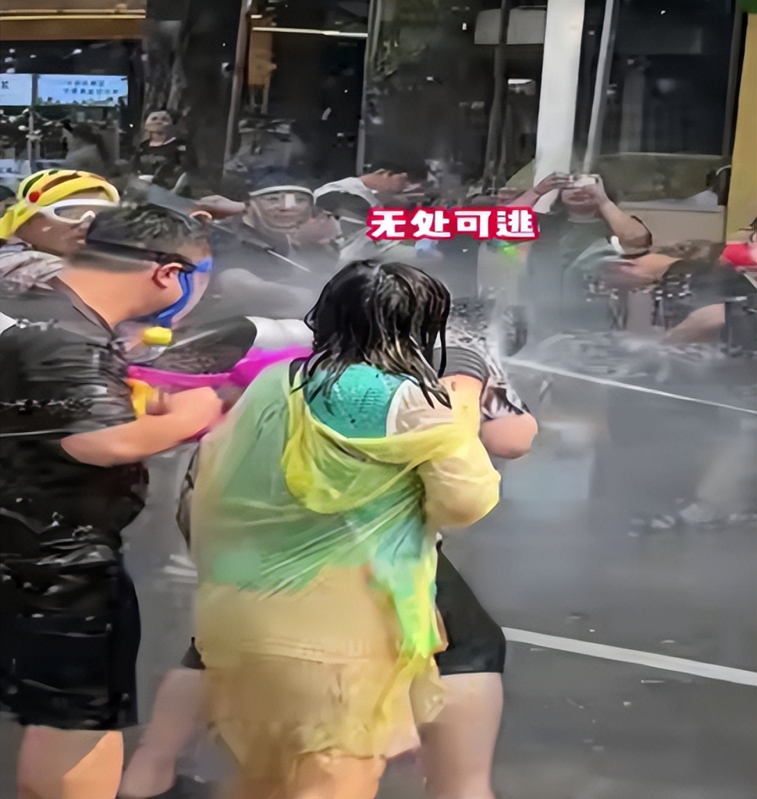 趁着泼水节公然对女生进行骚扰！向女生私密部位喷水还撕扯衣服