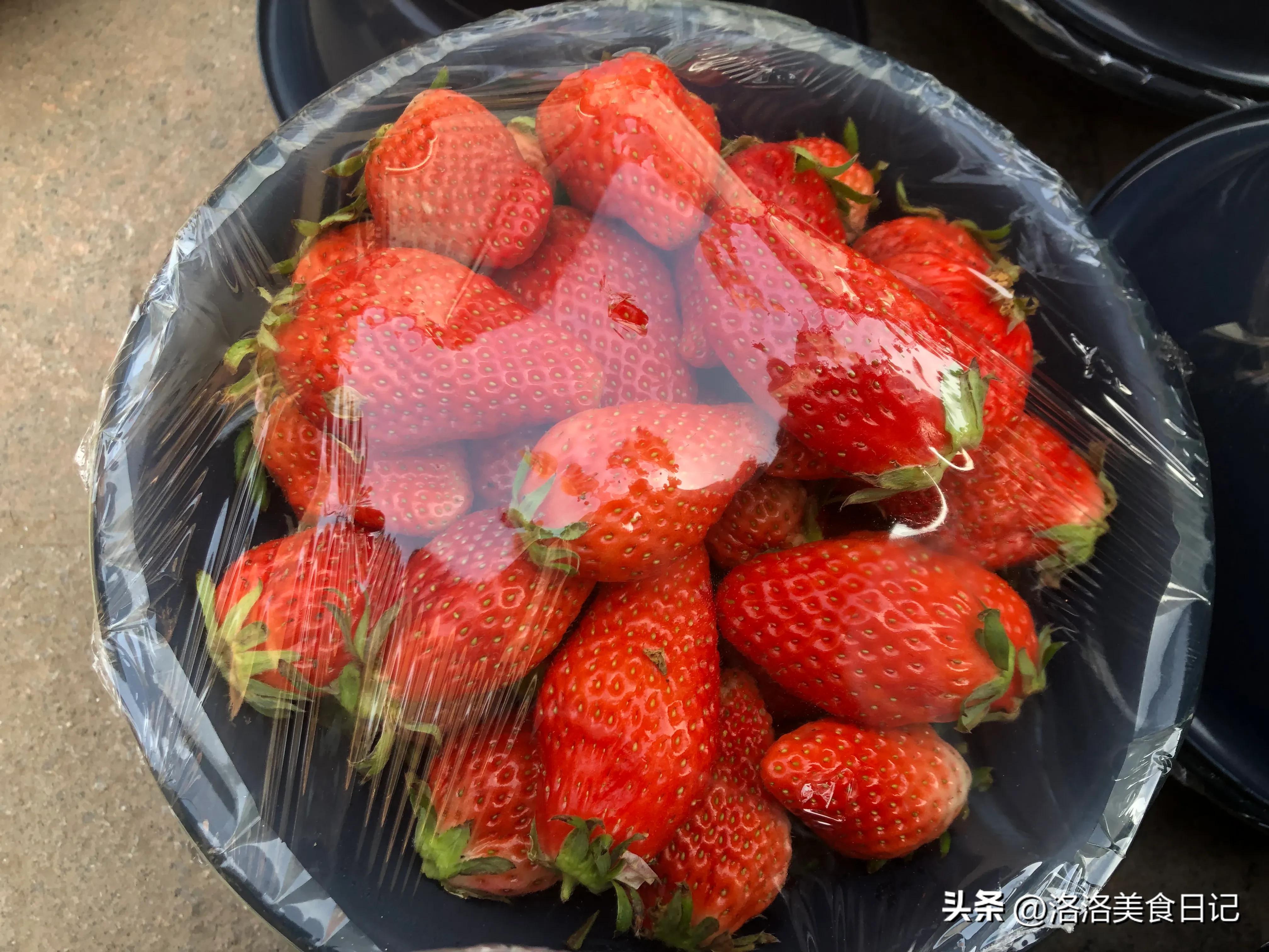 洗草莓，直接用水洗等于没洗，教你一招，洗得干净家人吃得更放心