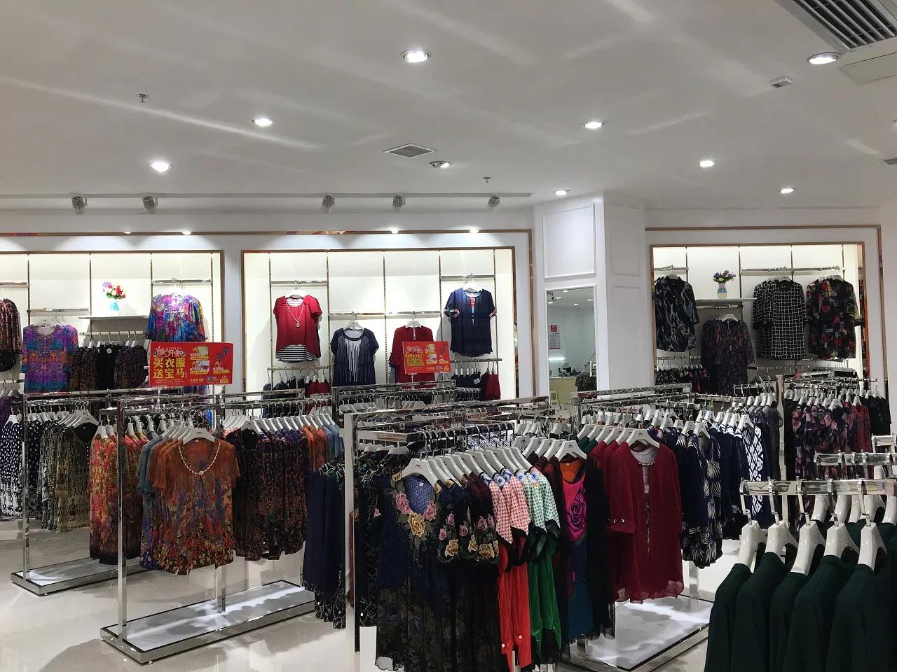 同品牌实体店衣服和网上有区别吗,网上卖衣服款式一样价格不一样