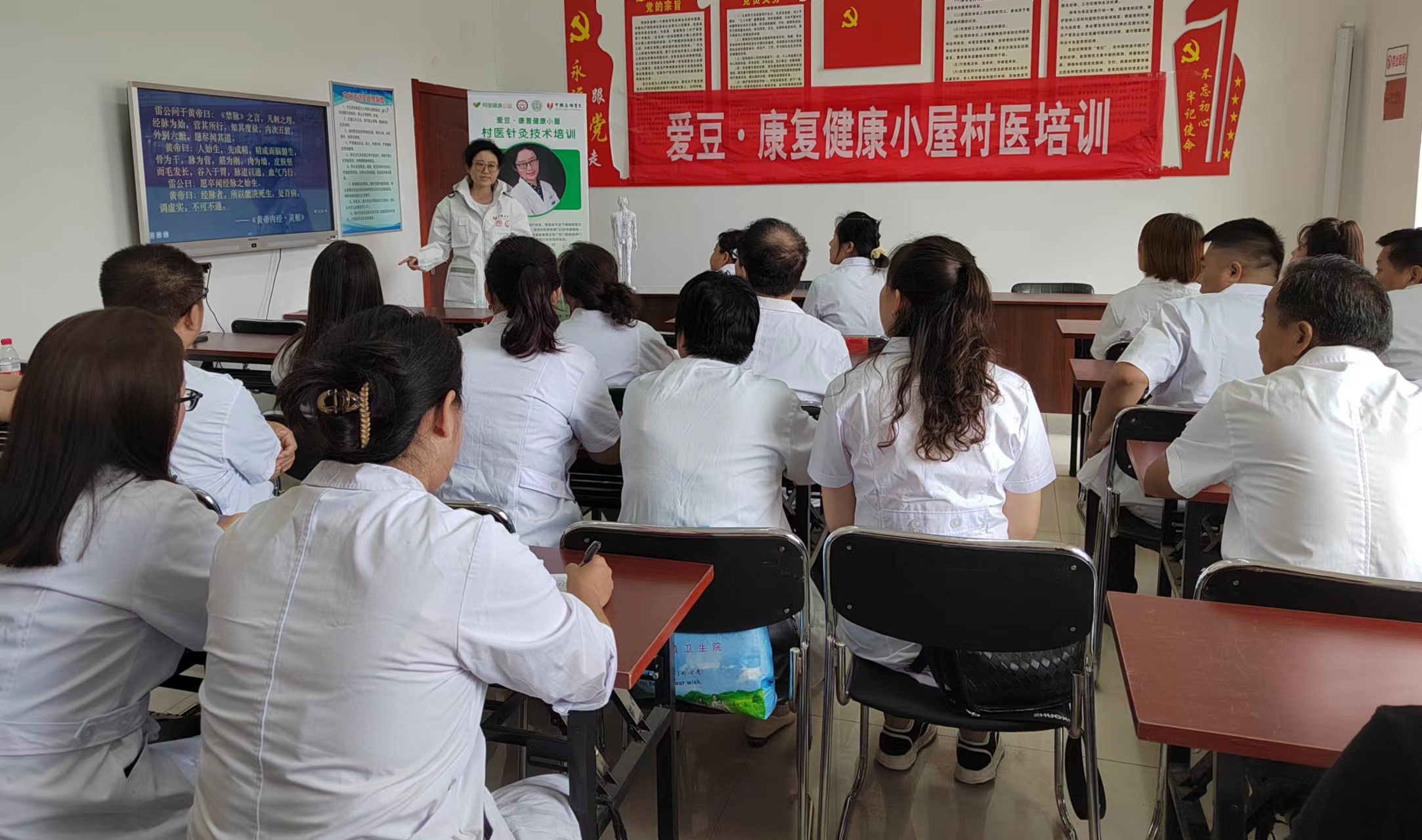 保定阜平：10个“爱豆康复健康小屋”助老人康复