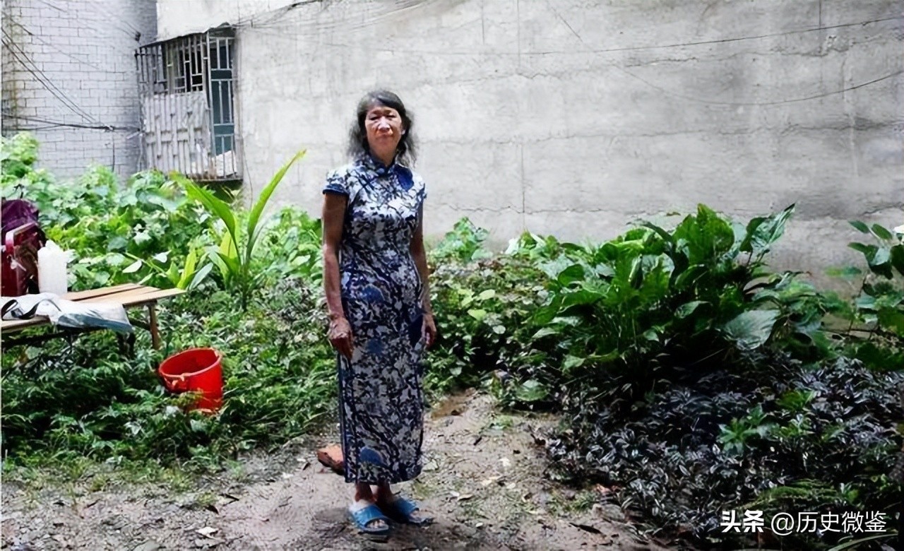 广西大叔穿女装在街头卖艺被骂变态，真相曝光后网友：真男人