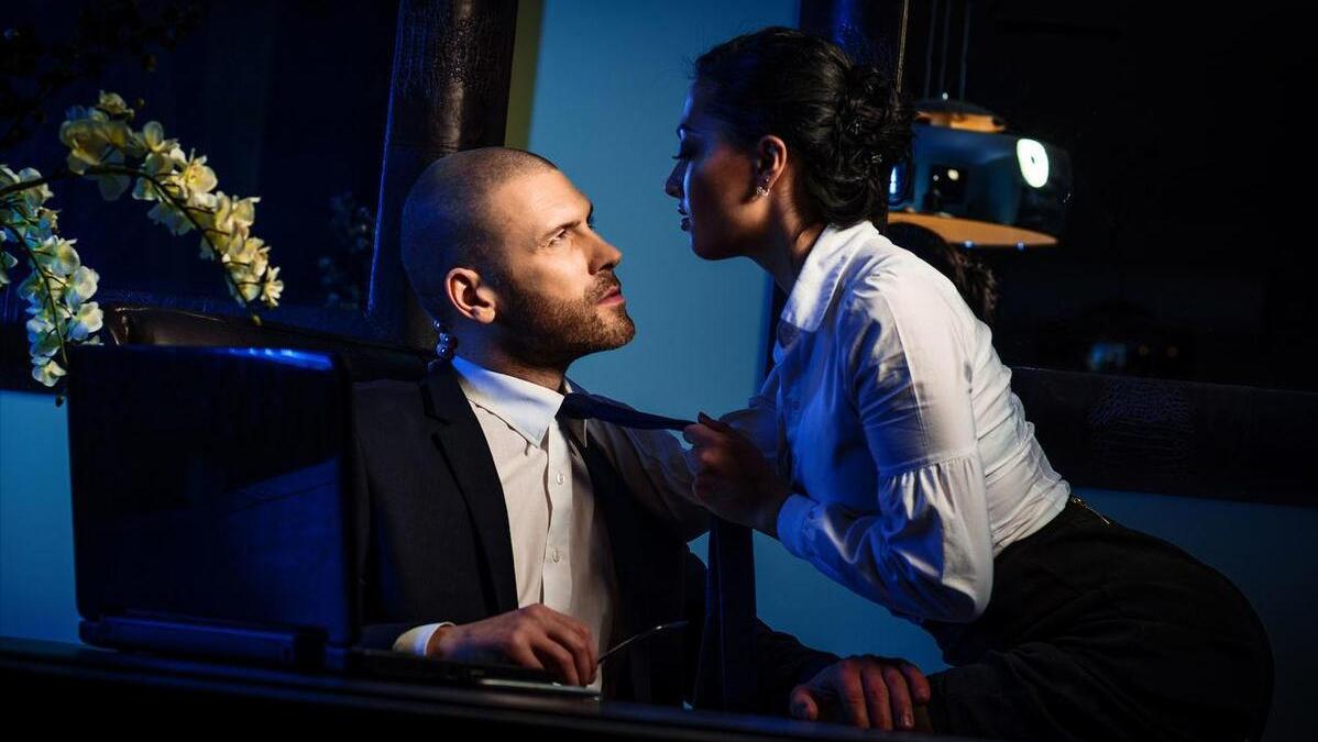 男性后背有一块发黑是怎么回事,中年男性脸色暗沉发黑什么原因