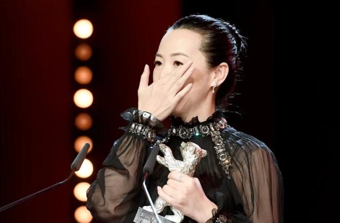 咏梅王菲栾树合影,栾树到底爱王菲还是咏梅