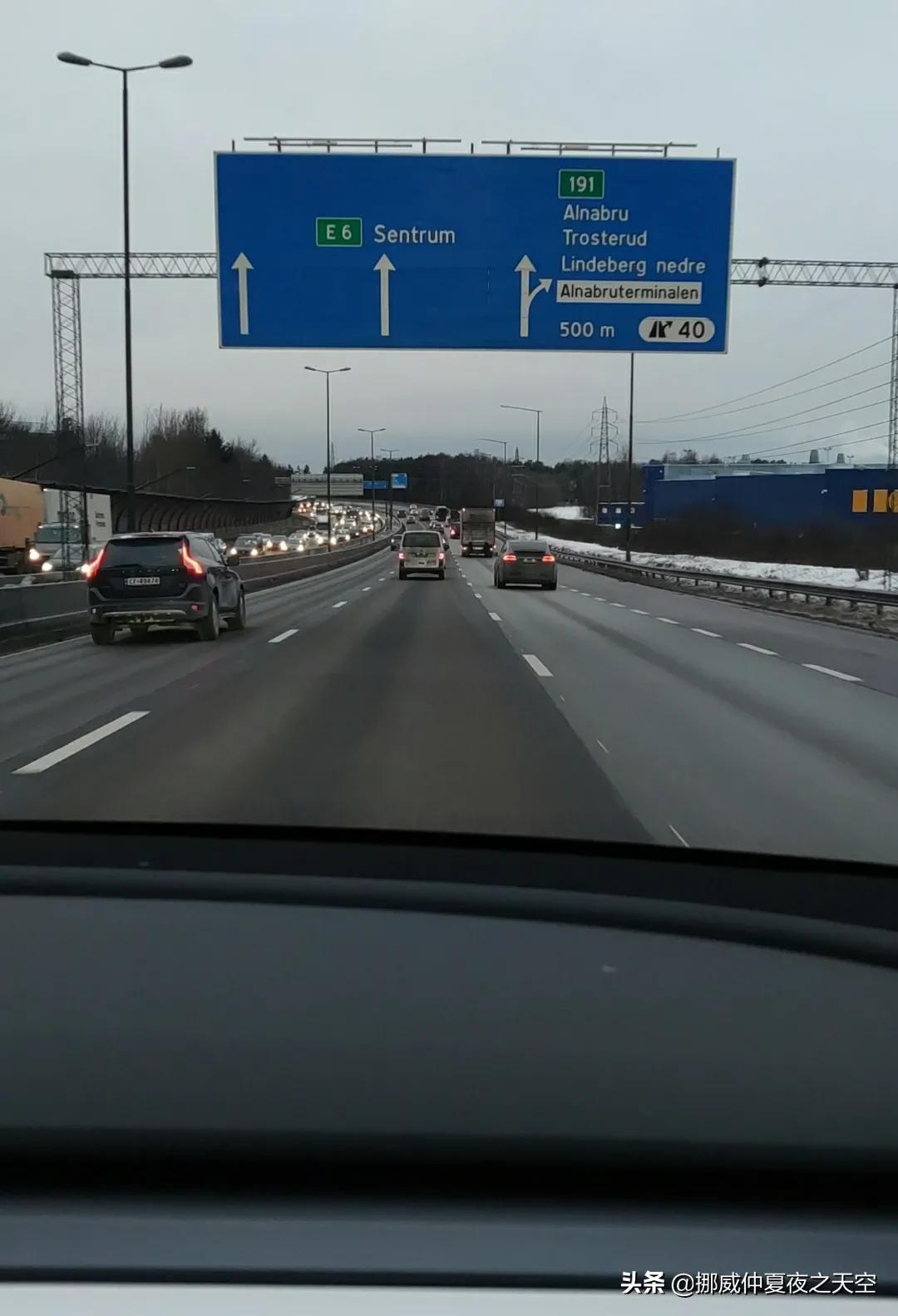 在挪威严冬12月开2021年上海出产的特斯拉YPerformance全轮驱动版