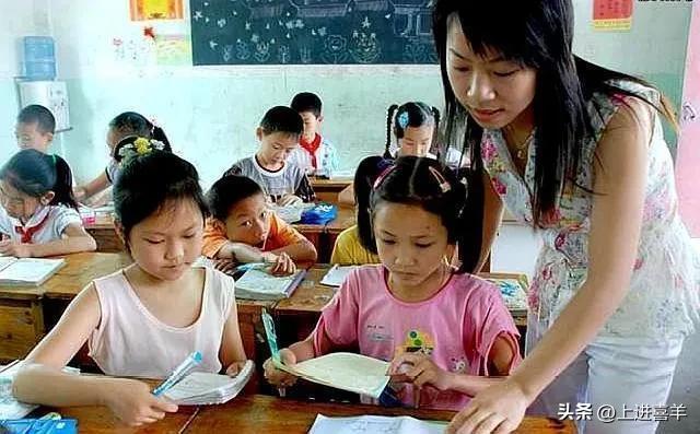 我当民办教师的日子里，兼职洗头姐，学生排着队洗，头上都是虱子