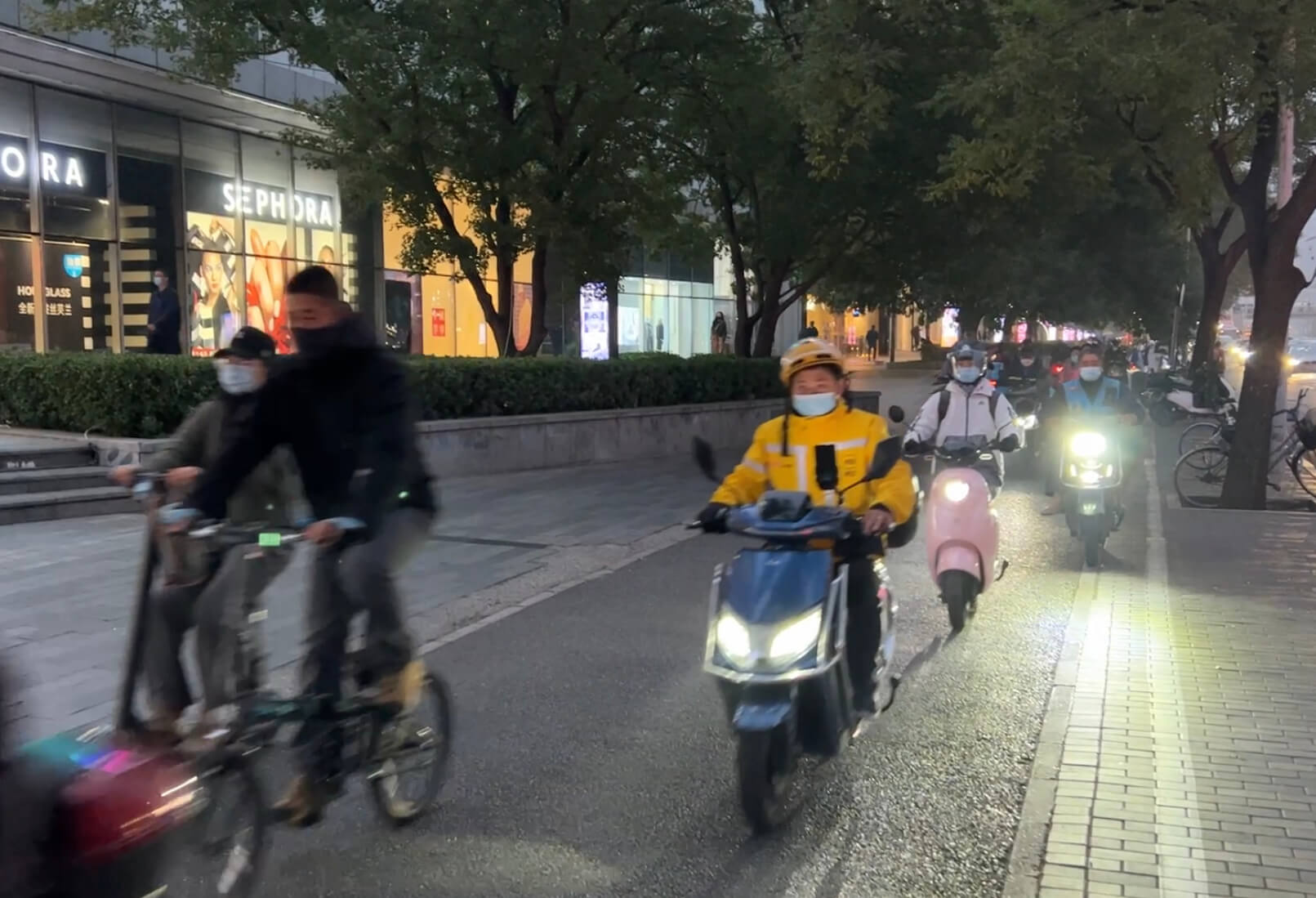 电动自行车戴头盔惹争议,电动自行车驾驶人佩戴头盔