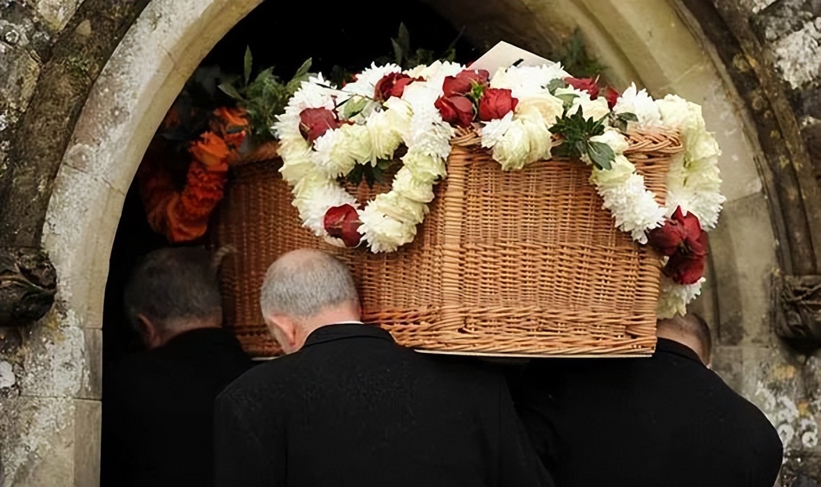 那位曾靓绝时尚圈、串起欧洲上流社会的超模为何落魄至此……