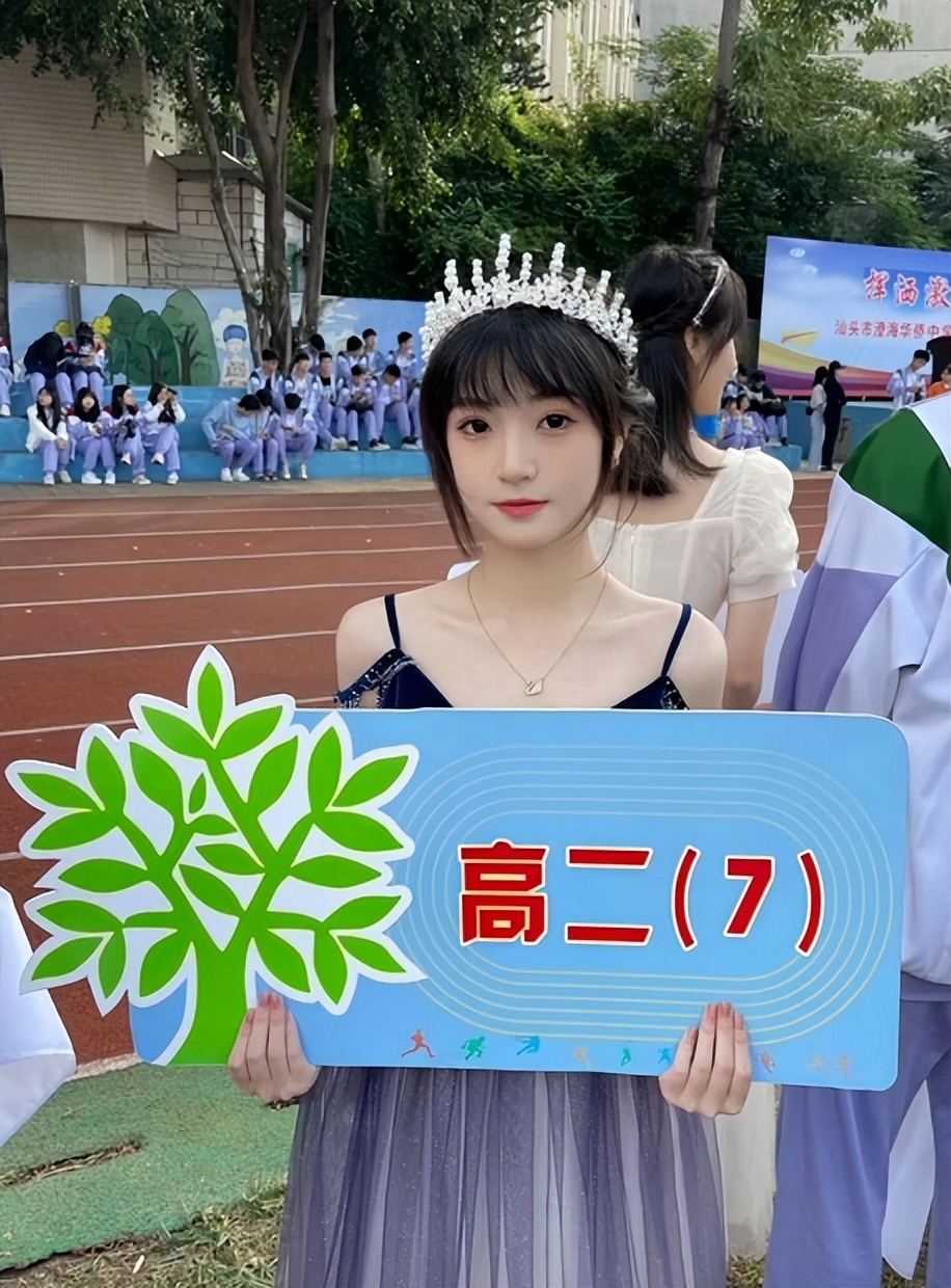 浙江高中校园运动会举牌女生,高一运动会举牌女生颜值有多绝