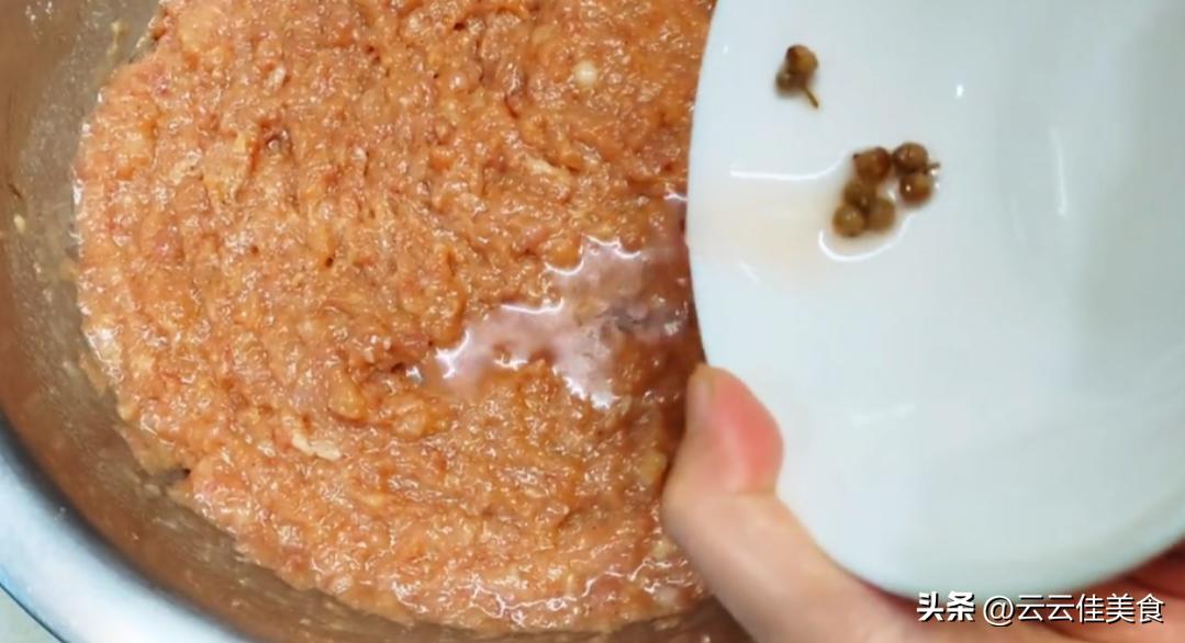 调肉馅的正确方法和技巧,调肉馅能放什么调料才使味道更好
