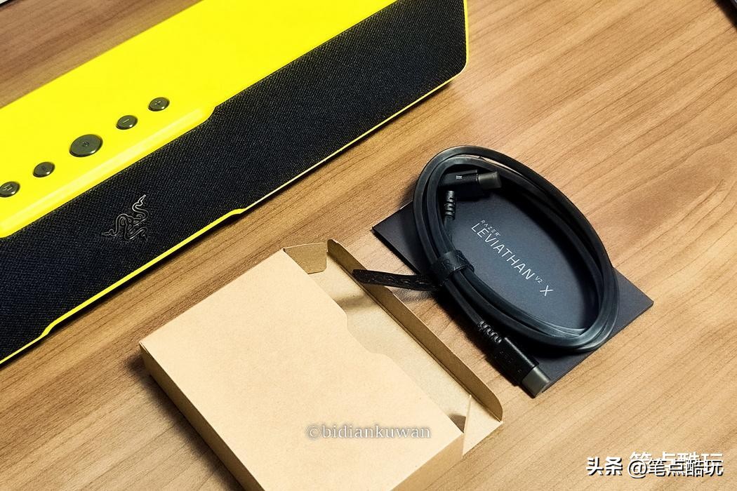 雷蛇掏出一个精灵球，变出一个皮卡丘：巧用条形音箱打造小电竞桌