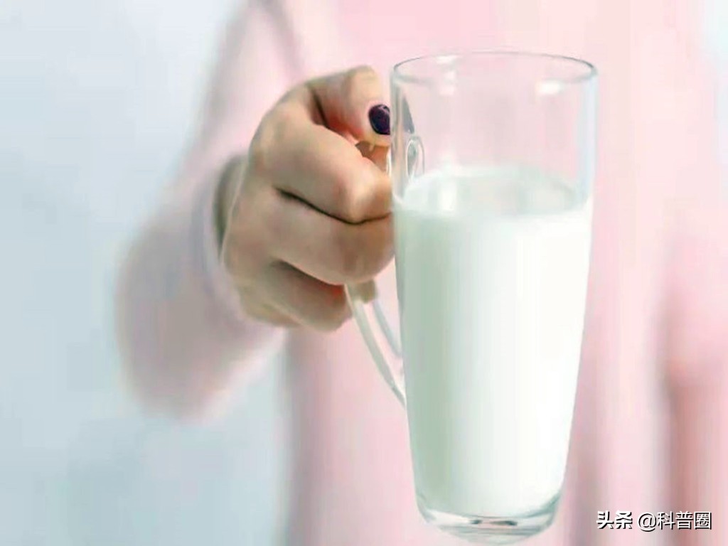 牛奶中含有致癌物质是真的吗,牛奶中全是防腐剂不仅有毒还致癌