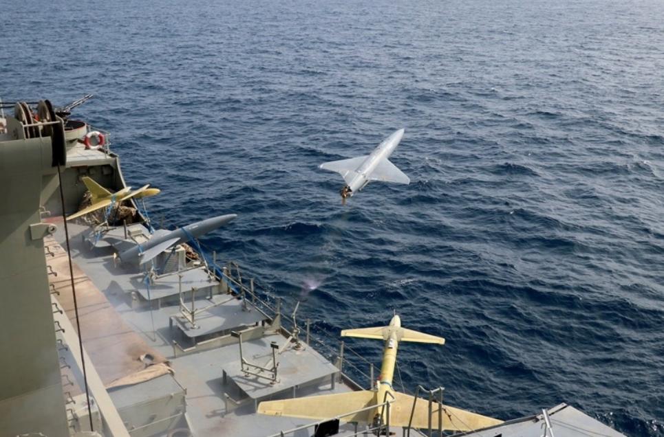 伊朗举行无人机实战演习,伊朗无人机演习打航母