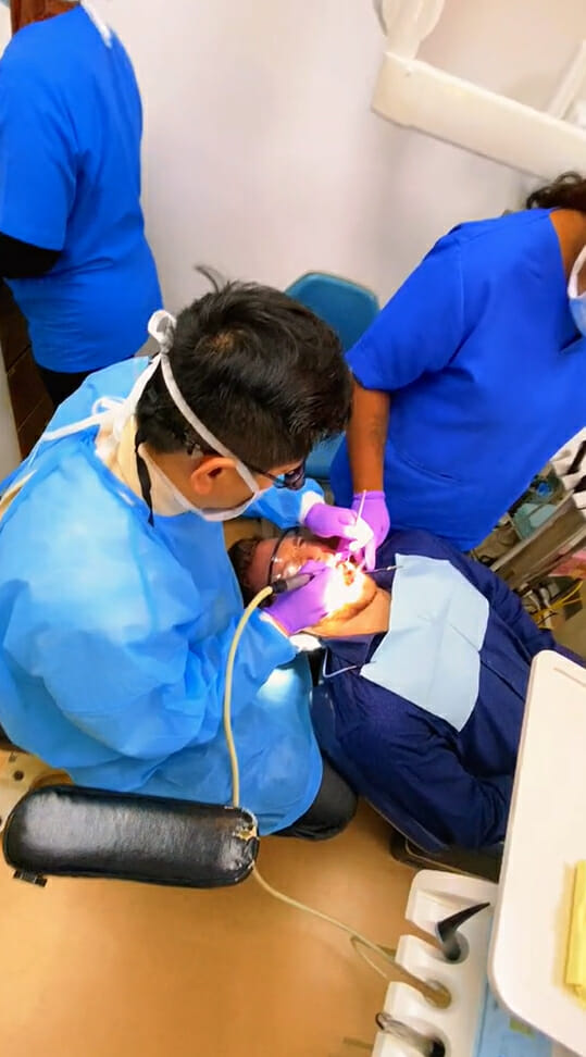 一名大爷用牙齿开椰子,男子用嘴开椰子惊呆网友