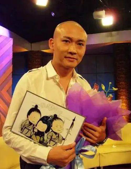 发际线秃的男星,盘点十大秃头男星佩戴假发