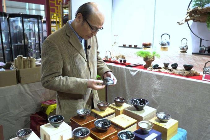 男子在河里捡到天价石头,男子散步捡到一石头价值2100万