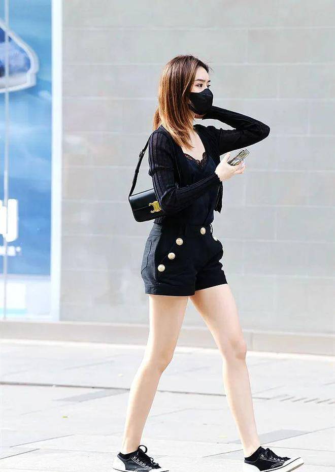 用肉色*袜丝***袜丝**就不一样了，美女是怎样用肉丝为自己加分的