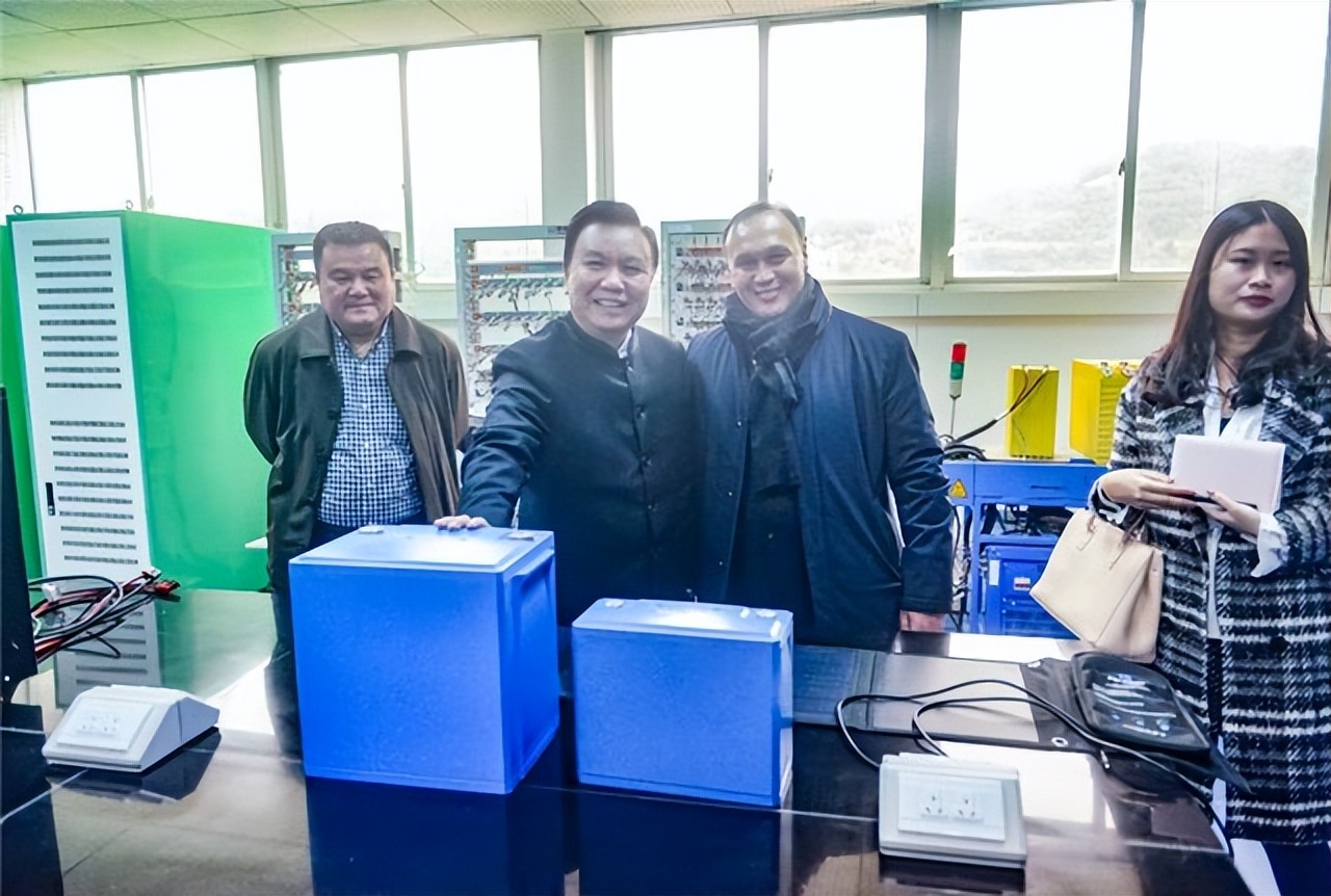 钟馨稼生产的电池品牌,电池大王钟馨稼回来了