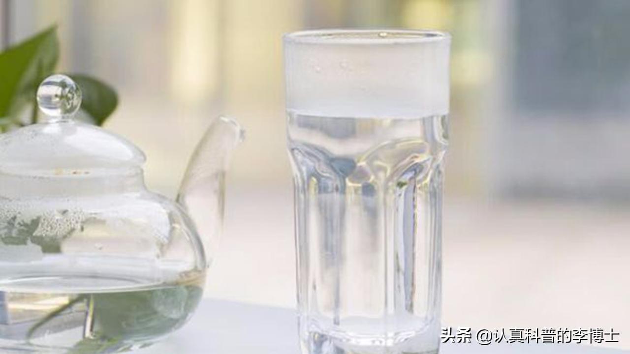 50岁左右饮多少水更为健康,50岁后想防病切记这5种水喝不得