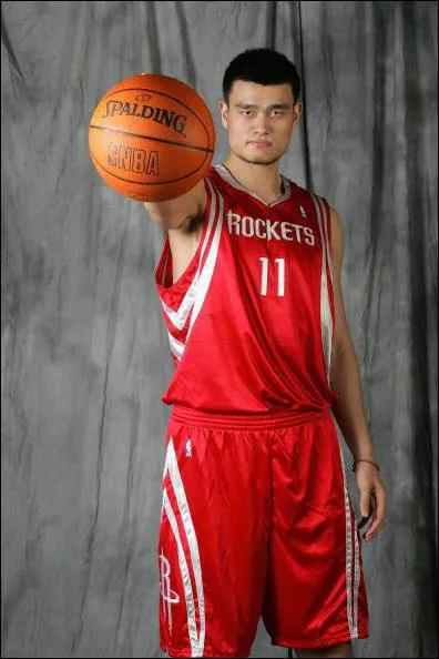 姚明现在一年收入多少,姚明nba期间赚了多少钱