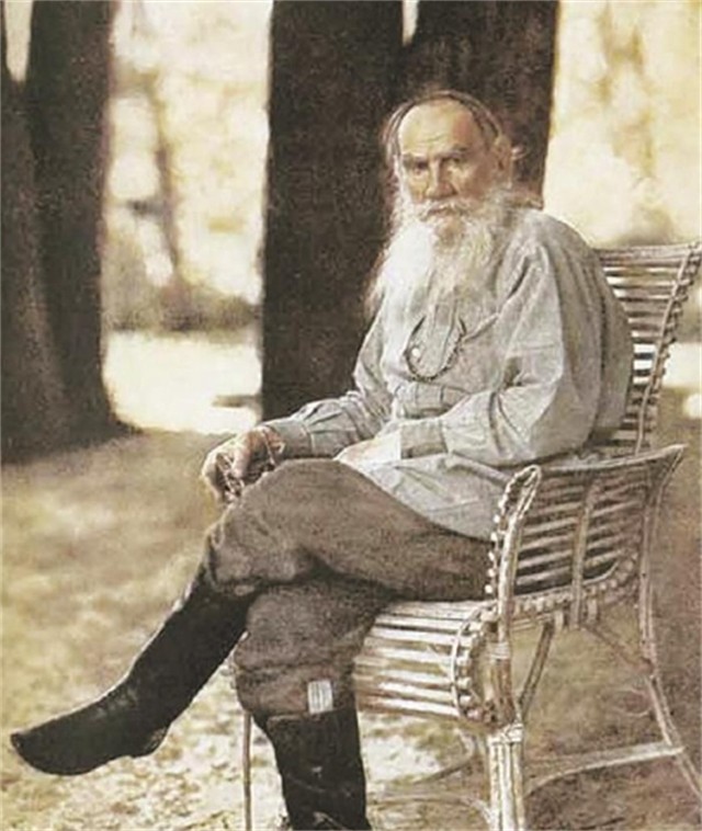 19岁爱上叶赛宁却只被他当情人，10年后，叶赛宁自杀，她坟前殉情