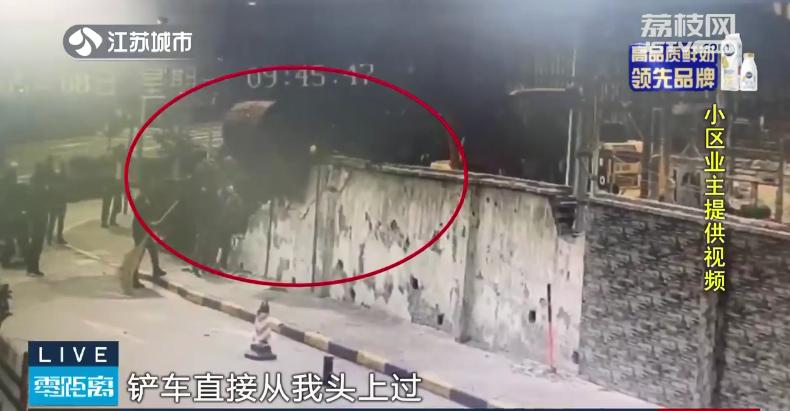 太危险！业主和渣土车“共用”出入口！骨灰盘荒废20年后重启，难