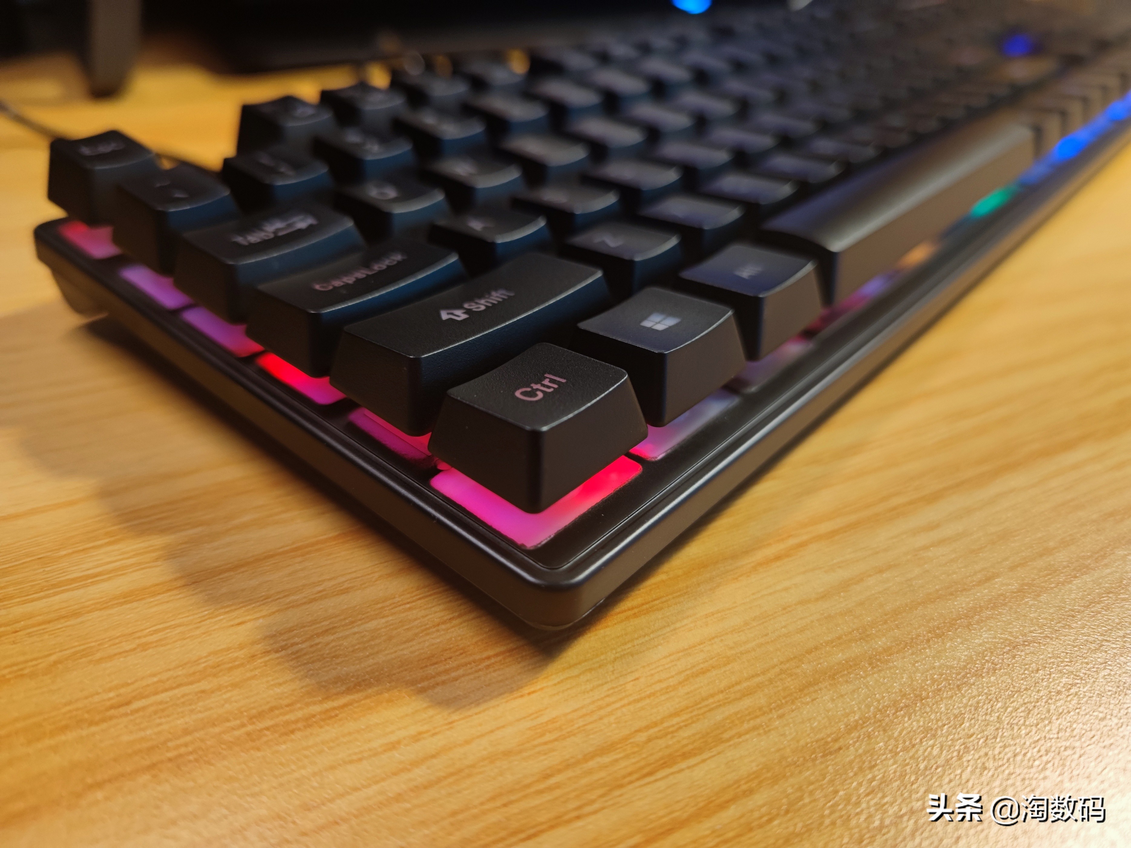 红轴rgb灯机械键盘推荐100元以内,50元的青轴游戏机械键盘推荐