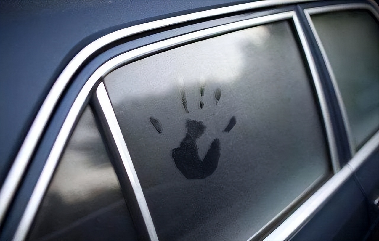 车窗起雾时应该如何正确除雾,车窗起雾解决方法开暖气