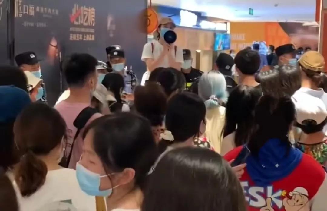 花两个小时排队买杯奶茶吐槽,买奶茶排队3小时的真相