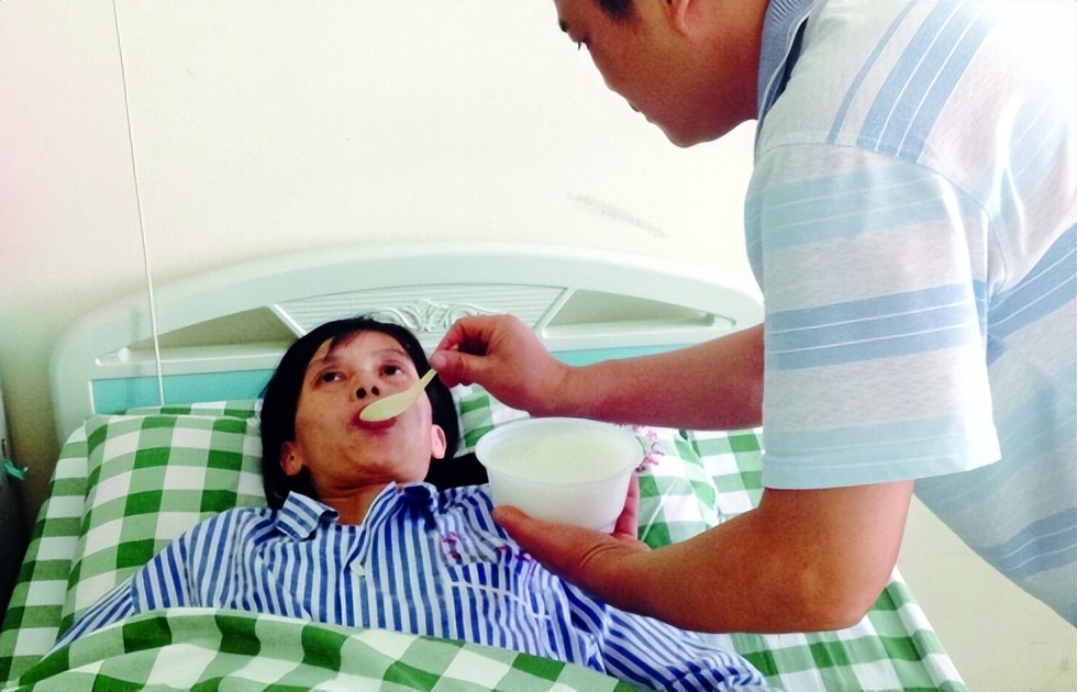 养父母靠煤气养大女儿20年后寻亲,养父扛煤气罐供女孩读到博士