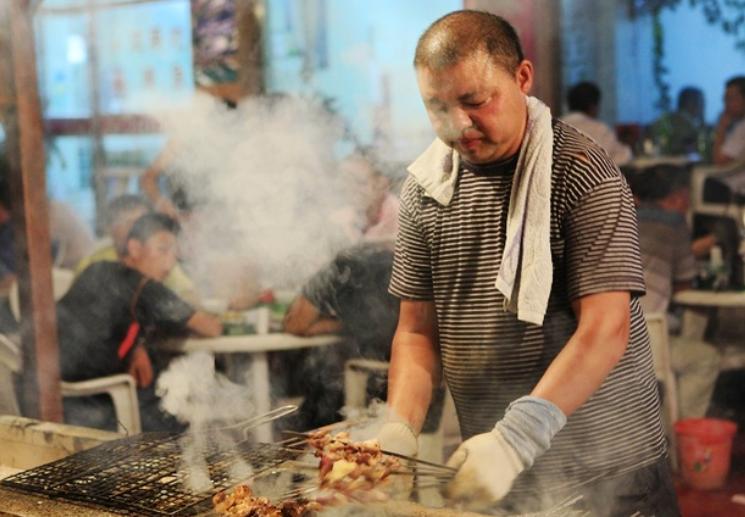 90后开烧烤店年收入200万,烧烤店一年赚七八十万元不成问题