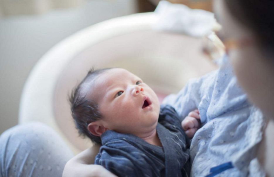 奶睡哭闹怎么办,怎么让宝宝适应奶奶哄睡