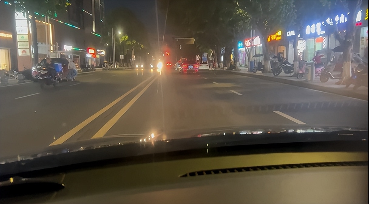 正确的踩刹车方法图解,正确踩刹车的方法与技巧