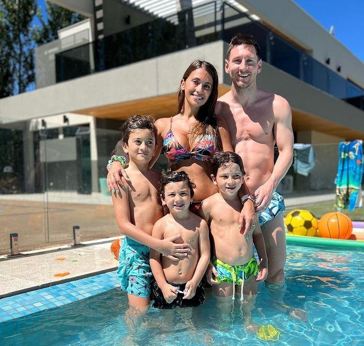 尴尬与温馨！梅西无缘任何奖项却和妻儿畅享假期，娇妻身材火爆