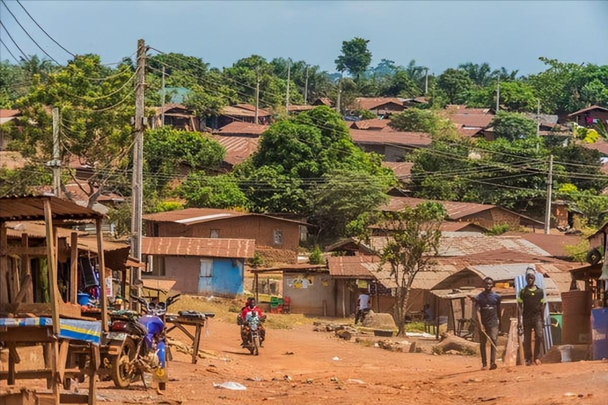 6年前,2岁非洲讨水男孩被好心人收养后,现在过得怎样?