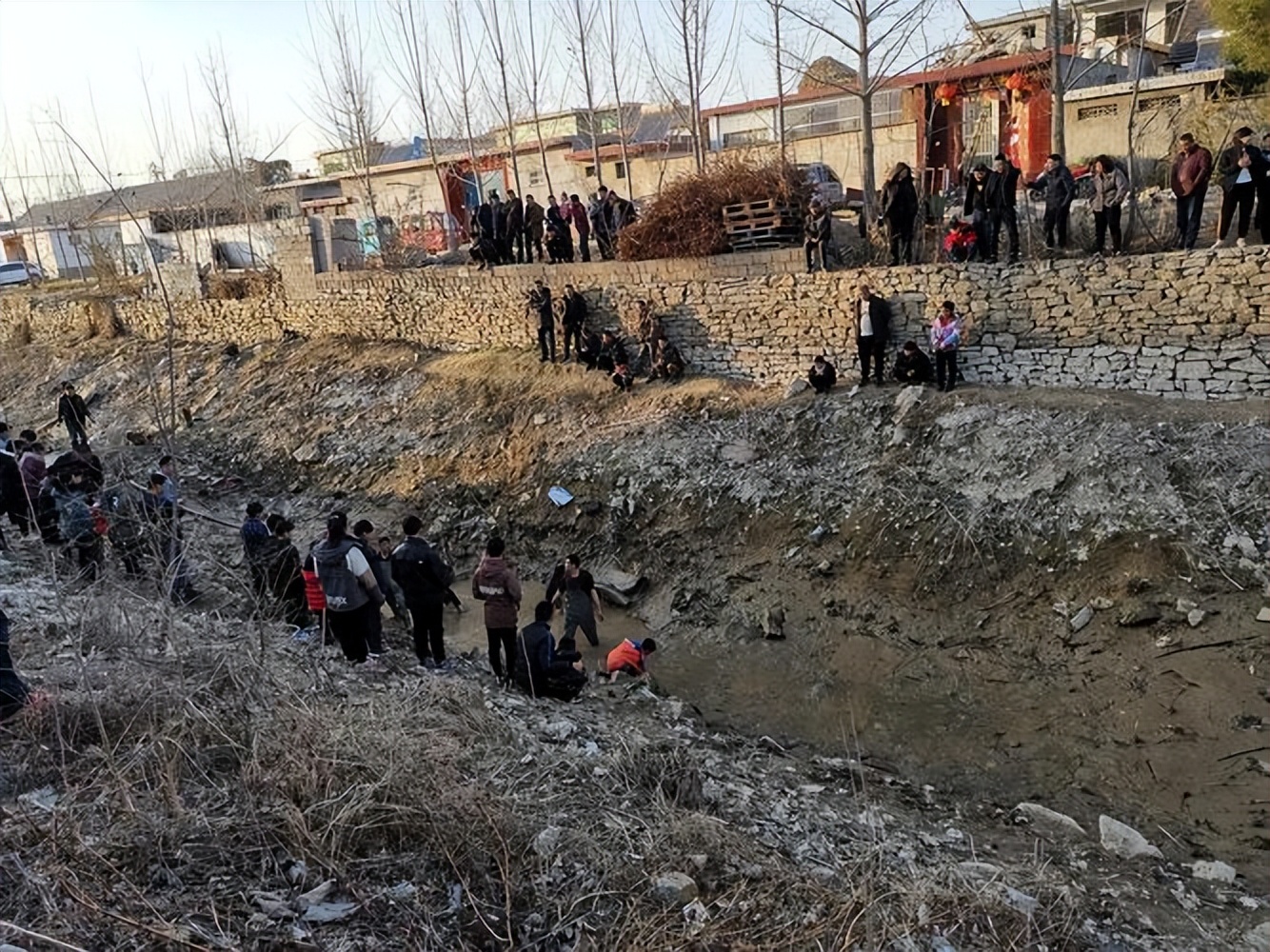 两个兵王叛逃，与一千多军警对峙3天，放大火烧山才将他俩制服！