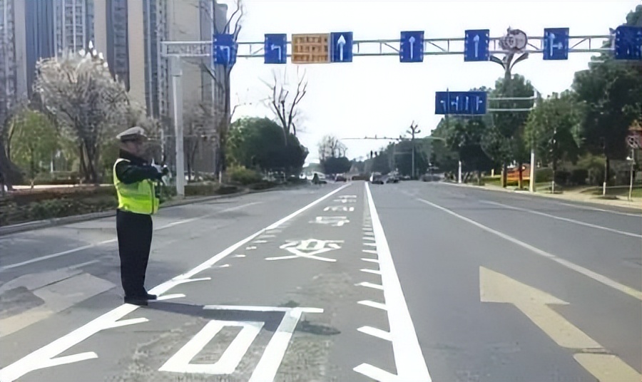 交警提醒开车遇到锯齿车道,锯齿车道怎么处理违章