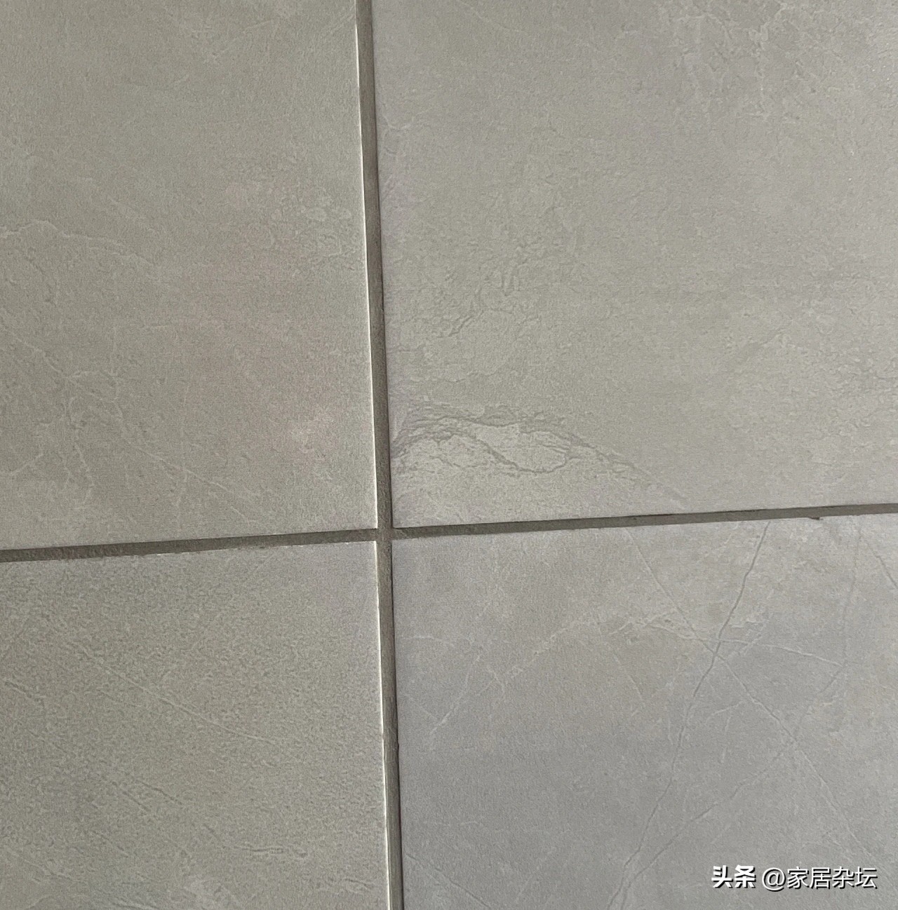 卫生间门口墙面返潮,刚装修不久卫生间门口返潮