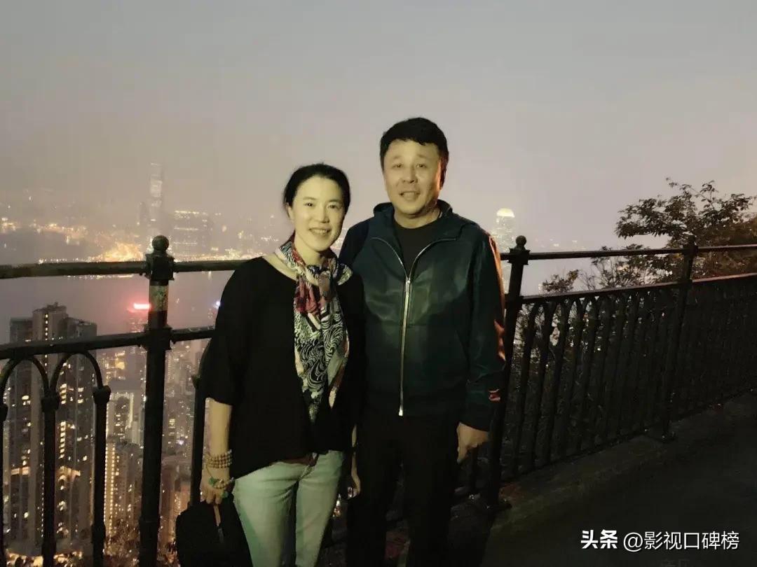 李湘全家现身英国,李湘和女儿在英国购物