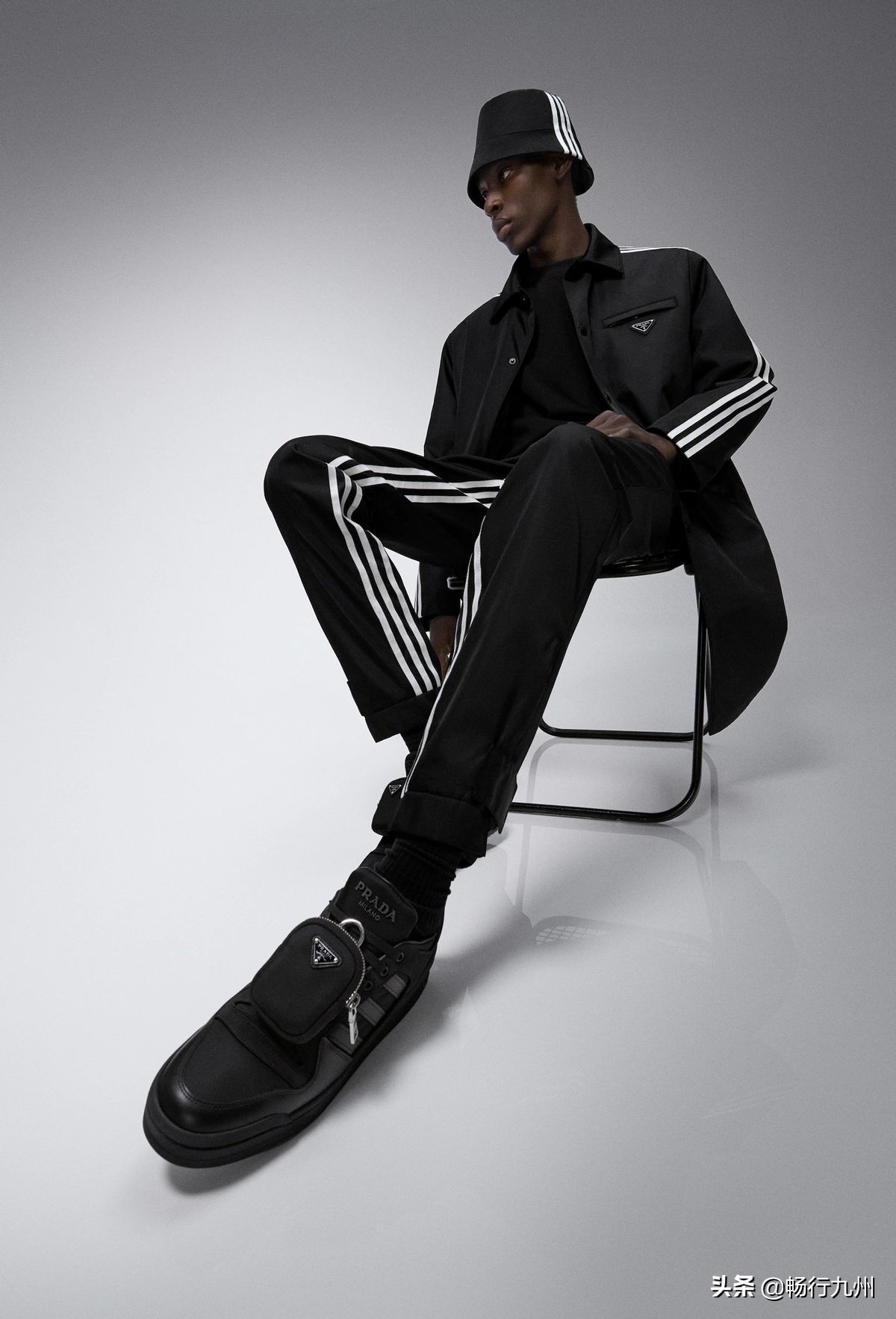 背着迷你包的Forum鞋、渔夫帽、运动服adidasPrada联名系列