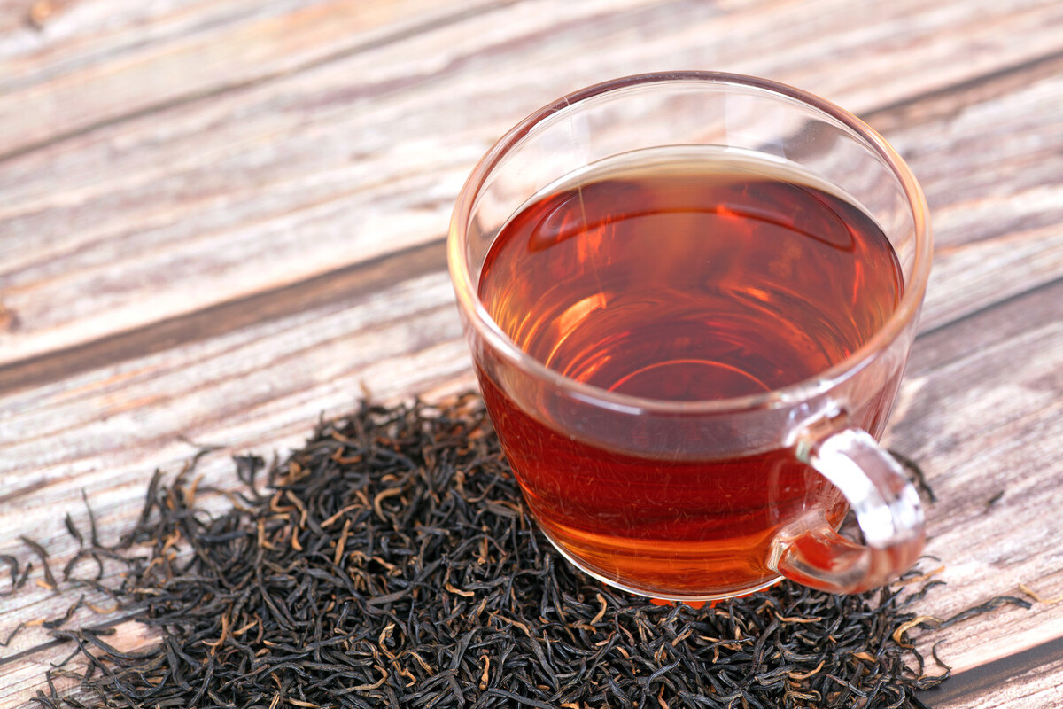 夏天喝温水祛湿气吗,夏天脾胃虚寒的人泡什么喝